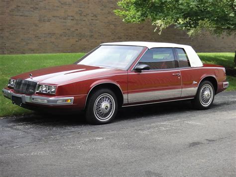 Nuotrauka: Buick Riviera (1986) interjeras su liečiamu ekranu