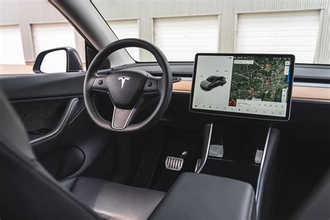 Nuotrauka: Tesla Model S interjeras su dideliu statmenu ekranu