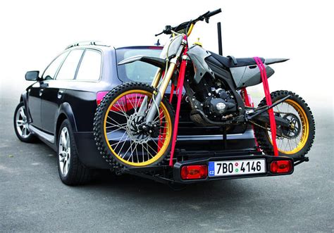 Motociklas ant automobilio kablio laikiklio