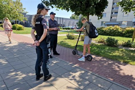 nuotrauka su policijos pareigūnais stabdančiais transporto priemonę