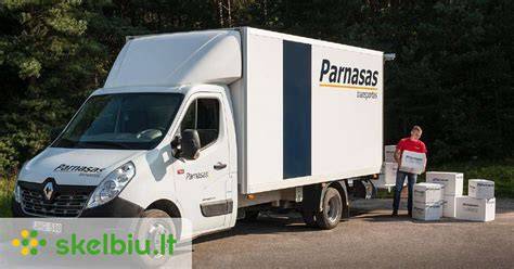 Teminis nuotrauka: naudotas krovininis automobilis, stovintis logistikos terminale