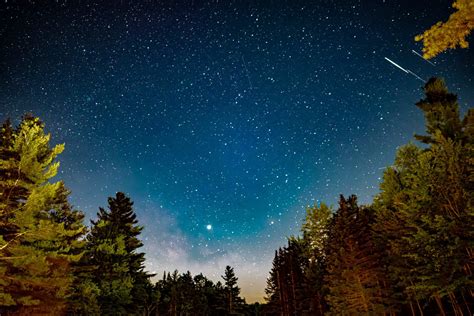 Žvaigždėtas nakties dangus su Mėnuliu