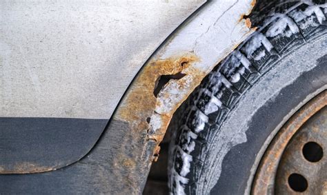 Nuotrauka, vaizduojanti rūdžių pažeistus automobilio slenksčius.