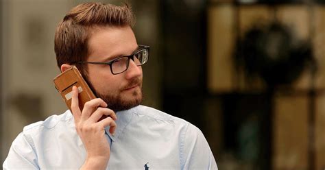Teminė nuotrauka: žmogus, matuojantis atstumą telefonu, naudojant AR technologiją
