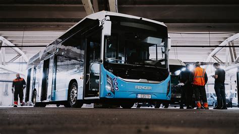 Autobusas, važiuojantis Islandijos kalnų keliu