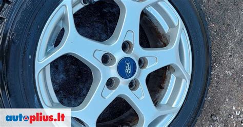 Ford automobilis su sumontuotais ratlankiais ir padangomis