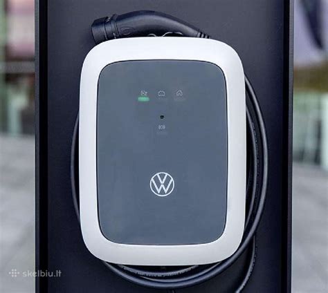 iliustracija su elektromobilio įkrovimo stotele ir programėlės sąsaja