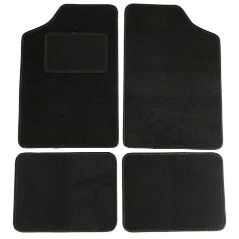 schematinis brėžinys, lyginantis pritaikytų ir universalių kilimėlių tinkamumą automobilio salonui