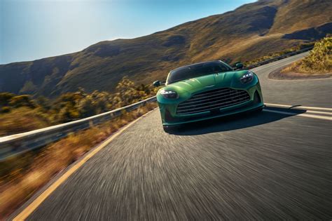 Archyvinė nuotrauka, demonstruojanti istorinį „Aston Martin“ lenktyninį automobilį trasoje