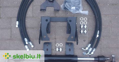 Fotografija, vaizduojanti įdiegtą hidraulinio vairo stiprintuvo cilindrą ant MTZ traktoriaus priekinės ašies.