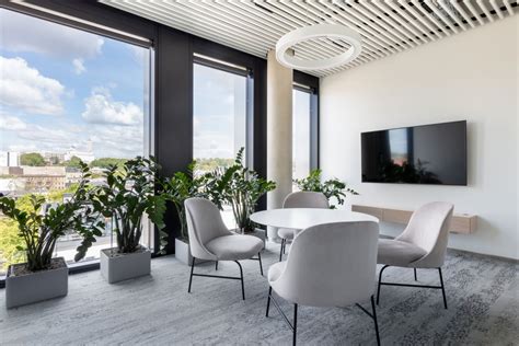 Vaizdinis pavaizdavimas skirtingų ateities automobilių interjero koncepcijų: biuras, kino teatras, poilsio zona