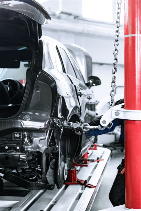 profesionalus automobilio kėbulo remonto procesas servise