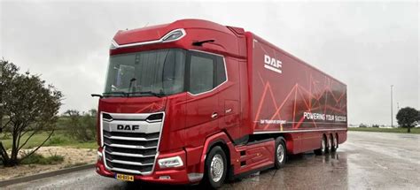 Nuotrauka, vaizduojanti DAF XG+ sunkvežimio interjerą su erdviu miegamuoju.