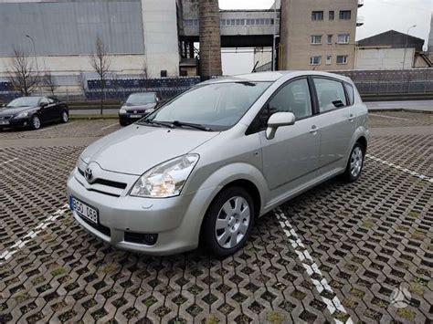 Sumažintas automobilio „Toyota Verso“ profilis su atvira bagažinės erdve ir sulankstytomis sėdynėmis
