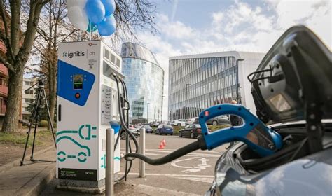 Ford elektrinių automobilių įkrovimo procesas stotelėje