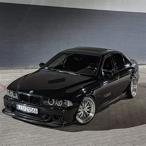 BMW E39 sedanas stovintis prie kelio
