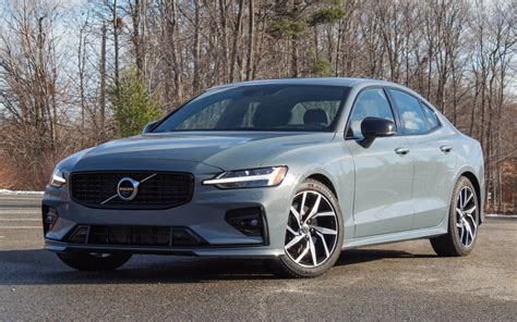 Nuotrauka: „Volvo S60“ sportiškas eksterjeras Čarlstono gamyklos fone.