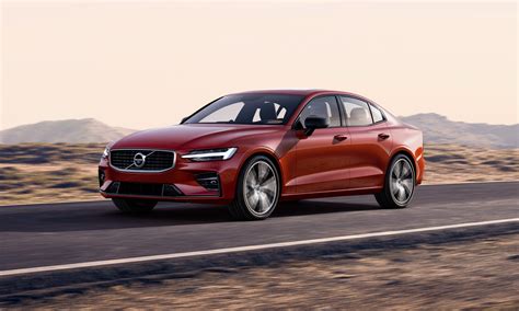 Infografika: „Volvo S60“ variklių gamos palyginimas ir hibridinės technologijos schema.