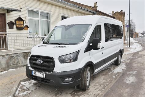 Mikroautobusas, pritaikytas katafalko funkcijoms, su vietomis gėlėms ir vainikams.