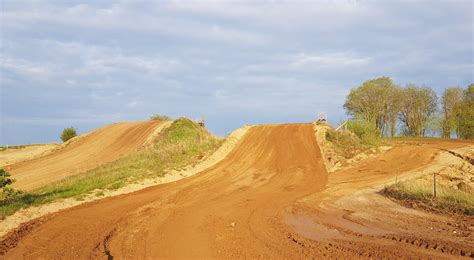 Bendras vaizdas į renovuotą motokroso trasą su nauja 