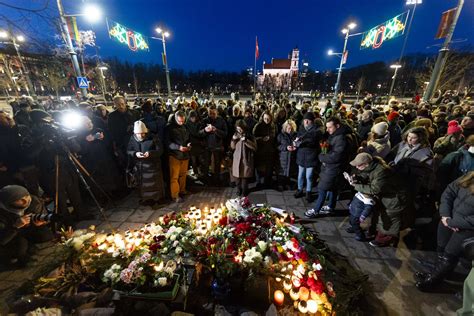 nuotrauka iš tragedijos vietos prie Nevėžio: žvakės ir gėlės.
