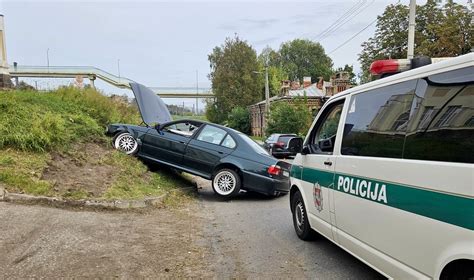 vaizdo įrašas iš autoįvykio Naujojoje Vilnioje: BMW susidūrimas su sunkvežimiu.