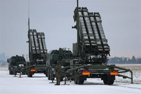 Patriot PAC-3 raketa su keturiais mažesniais perėmėjais paleidimo konteineryje