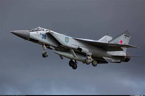 MiG-31K lėktuvas su pakabinta „Kinzhal“ raketa
