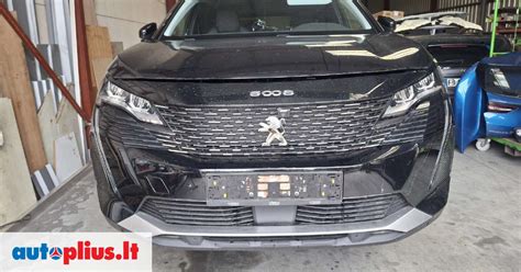 Nuotrauka: Įvairių Peugeot automobilių detalių ekspozicija