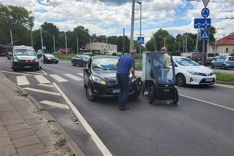 Teminė nuotrauka, vaizduojanti taupų vairavimą arba aplinkosauginę tematiką su automobiliu kelyje