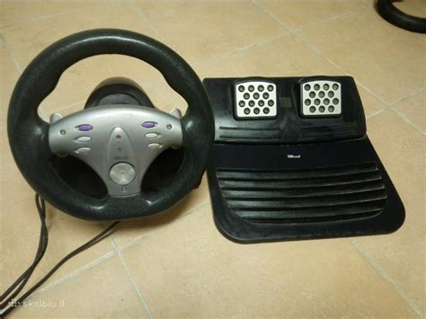 Nuotrauka su įvairiais žaidimų vairais ir pedalais