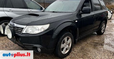 Subaru Forester su R16 ratlankiais, važiuojantis per miško kelią