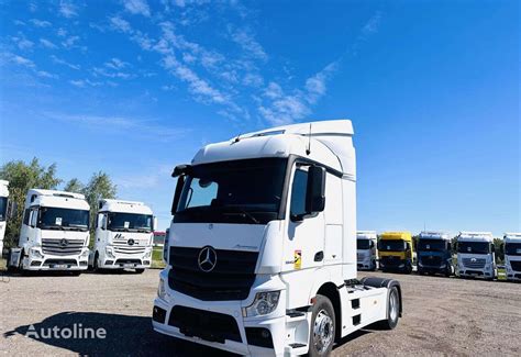 Naujas „Mercedes-Benz“ vilkikas, stovintis aikštelėje