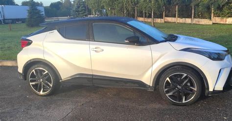Teminė nuotrauka su „Toyota C-HR“ automobiliu ir įvykio vieta
