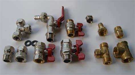 Nuotrauka su įvairiais hidrauliniais kraneliais, eksponuojanti jų dydžių ir formų įvairovę.