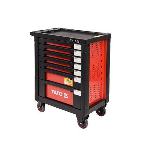 Nuotrauka su tvarkingai sudėliotais įrankiais įrankių vežimėlyje.