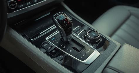 Scheminė pavarų svirties ir jos režimų (P, R, N, D, S, +/-, B) iliustracija.