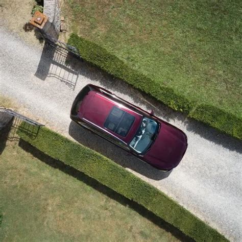 Vizualizacija jaunatviško Mazda 3 hečbeko, važiuojančio miesto gatvėmis, pavaizduojanti jo stilingą dizainą.