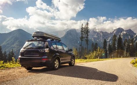 nuotrauka, vaizduojanti Ford S-Max su sumontuota stogo bagažine