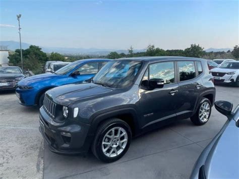 „Jeep Renegade“ automobilio eksterjero nuotrauka su aplinkos peizažu