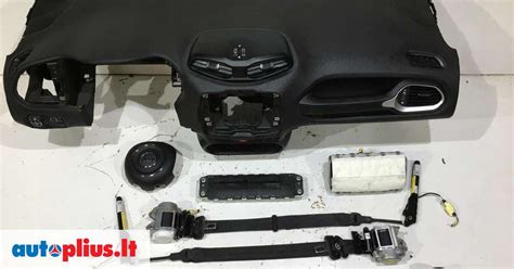 „Jeep Renegade“ salono su centrine konsole ir ekranu nuotrauka