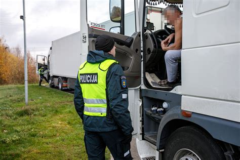 Nuotrauka: Vairuotojas ilsisi sustojimo aikštelėje automagistralėje