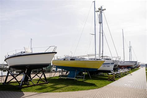 Vaizdas, iliustruojantis laivo techninę apžiūrą doko metu, akcentuojant korpuso povandeninės dalies tikrinimą