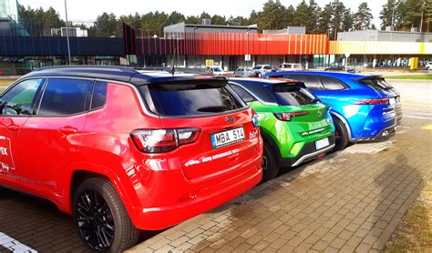Tematinė iliustracija: automobilis, vilkantis priekabą, Lietuvos kelyje