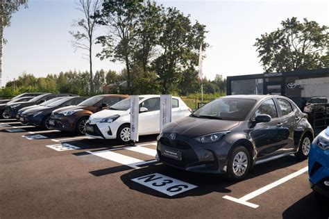 Teminė nuotrauka: įvairūs mažai naudoti Toyota modeliai autosalono aikštelėje