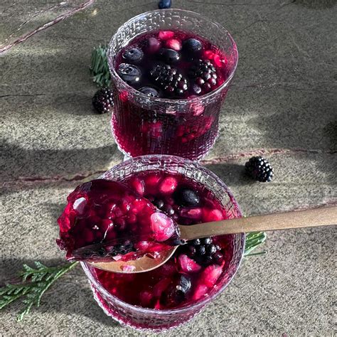 Raudonojo vyno stiklinė su vaisių aromatais