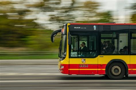 Istorinė autobuso vairuotojų uniformų evoliucijos infografika
