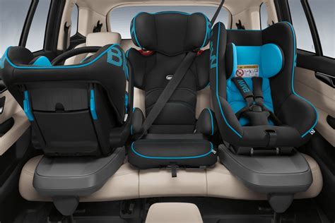 schematinis vaizdas, kaip tinkamai pritvirtinti vaikišką automobilio kėdutę galinėje sėdynėje