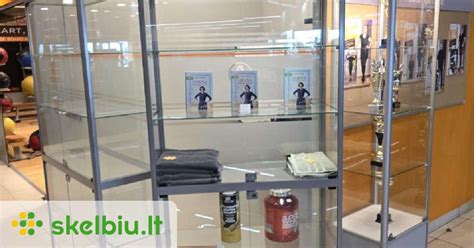 Išorinis Ermitažo pastatas ir vitrinos su ekspozicija