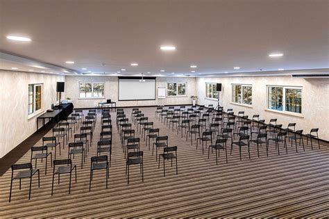 Erdvi Ermitažo parduotuvės salė su įvairiomis prekių grupėmis